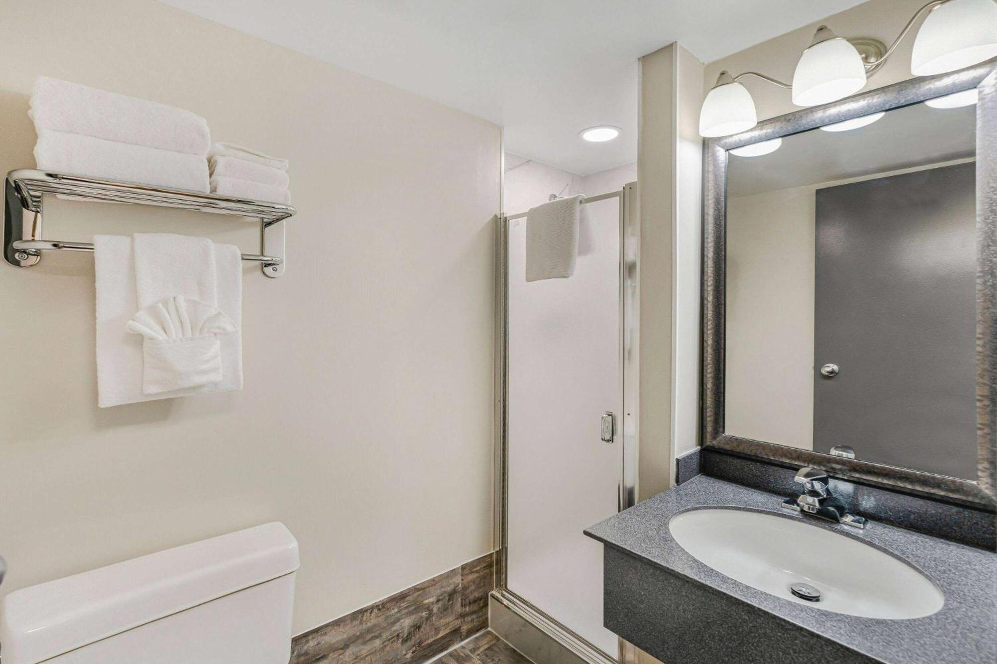 Days Inn By Wyndham Victoria On The Harbour Bagian luar foto