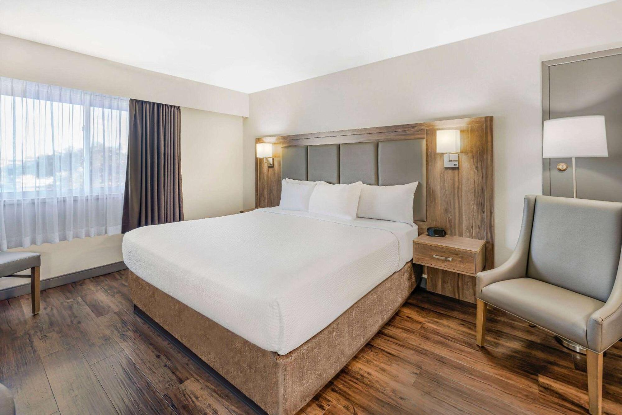 Days Inn By Wyndham Victoria On The Harbour Bagian luar foto