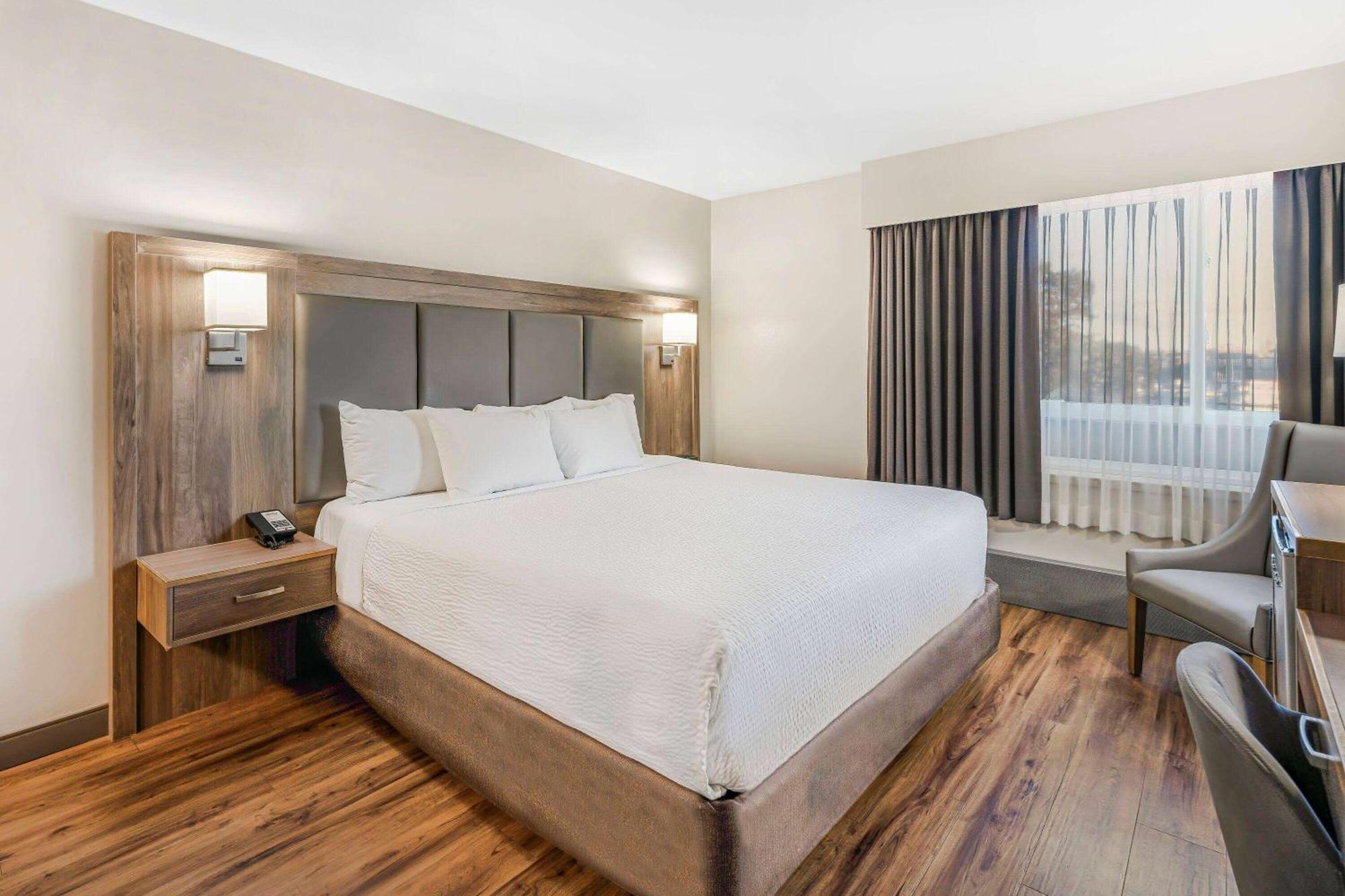 Days Inn By Wyndham Victoria On The Harbour Bagian luar foto