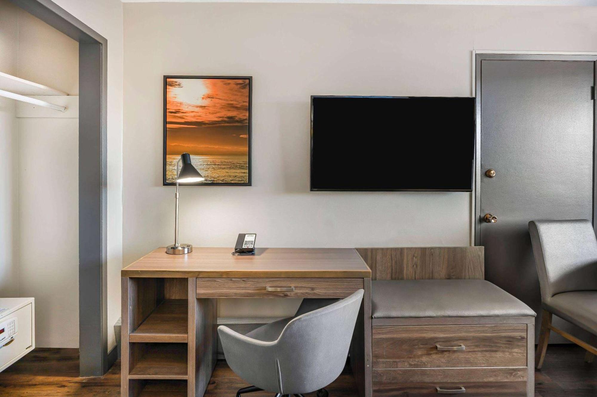 Days Inn By Wyndham Victoria On The Harbour Bagian luar foto