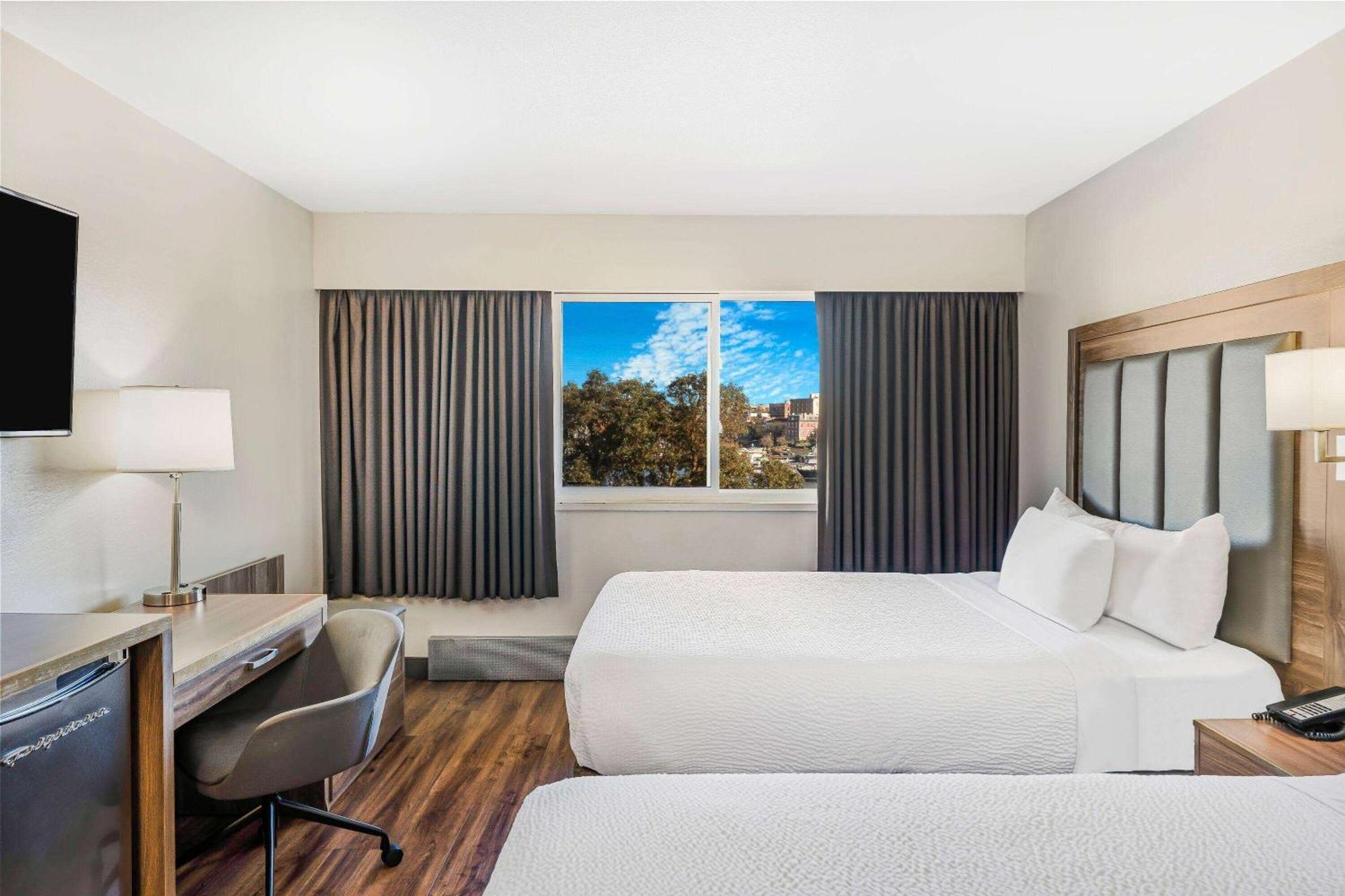 Days Inn By Wyndham Victoria On The Harbour Bagian luar foto