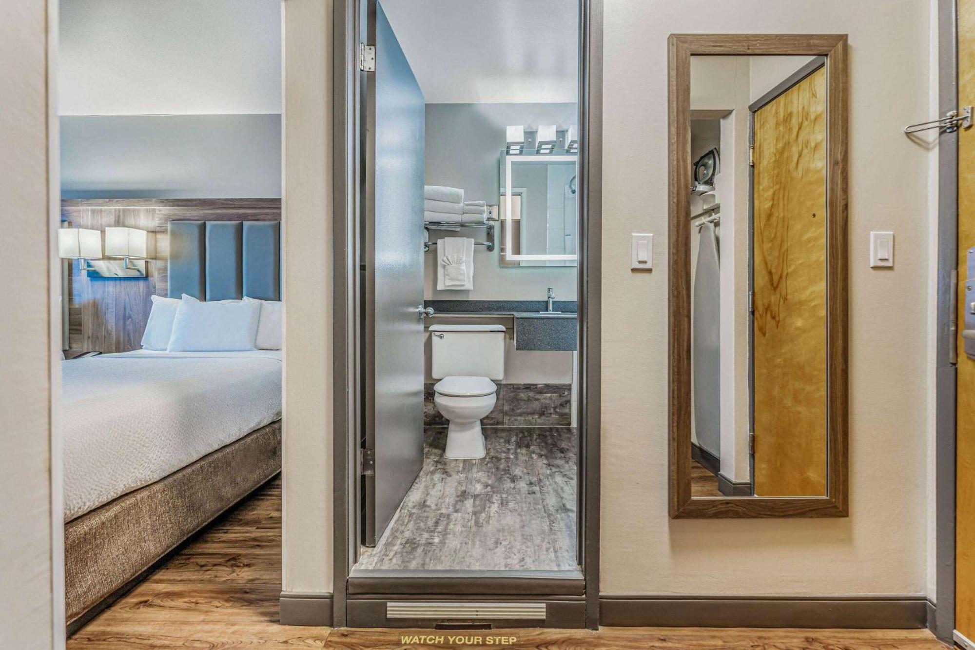 Days Inn By Wyndham Victoria On The Harbour Bagian luar foto